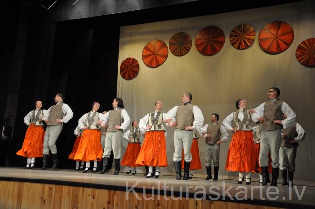 Jūrmalas Kultūras centra vidējās paaudzes deju kolektīvs "Tapa"